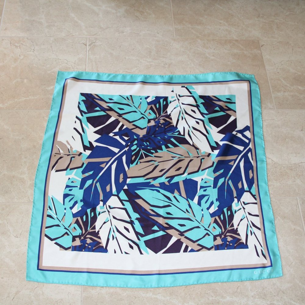 Gucci 100% Silk Scarf.  RARE Gorgeous - Picture 5 of 13
